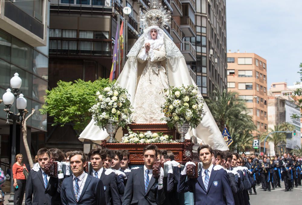 Las calles de Alicante se llenan de fieles en las procesiones del Domingo de Ramos