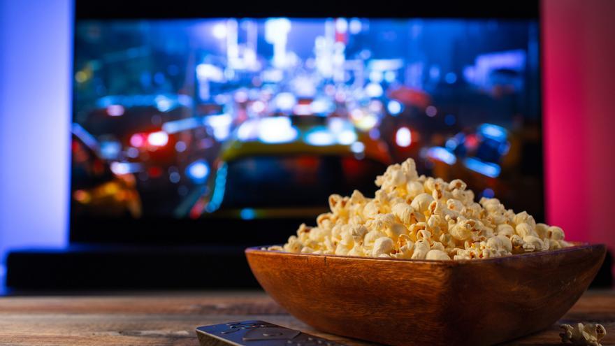 Las tiras led para la televisión crean una atmósfera idónea para disfrutar de una película.