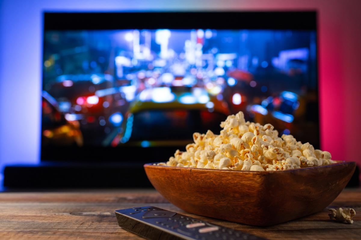 Las tiras led para la televisión crean una atmósfera idónea para disfrutar de una película.