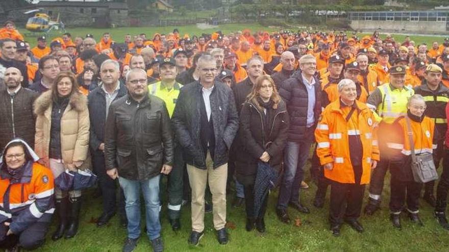 Fotografía protocolaria de las entidades y colectivos que acudieron a Allariz a la IV Convivencia de la Protección Civil. // Carlos Peteiro