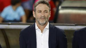 AME430. CIUDAD DE PANAMÁ (PANAMÁ), 18/11/2025.- El seleccionador de Panamá, Thomas Christiansen, reacciona este martes, en el partido ante El Salvador por la clasificación al Mundial de 2026, en la Ciudad de Panamá (Panamá). Christiansen resaltó el crecimiento del conjunto centroamericano en los últimos cinco años y, al mismo tiempo, cuestionó la falta de confianza que percibe en torno al equipo nacional. EFE/ Bienvenido Velasco