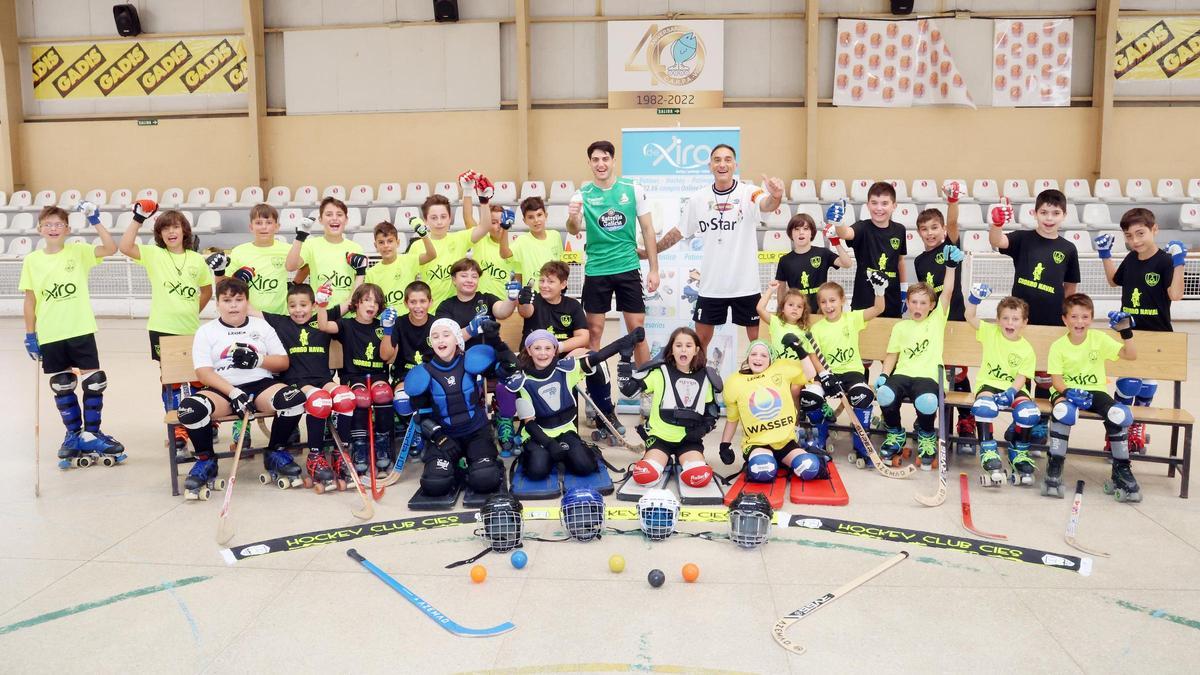 Tomba y su sobrino Tombita, jugador del Liceo, con jugadores del Cíes.