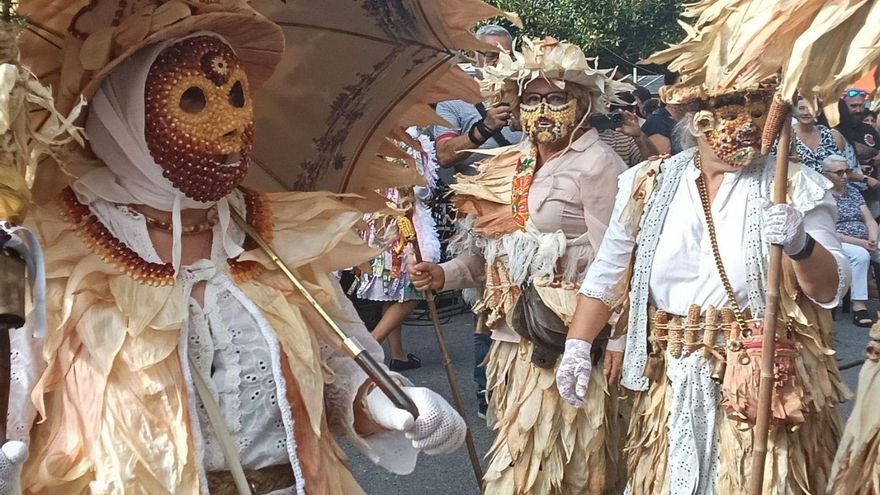 Follateiros de Lobios, del Entroido ourensano, ayer en Vilaboa.