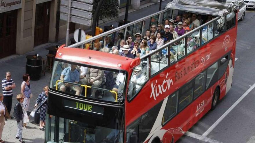 El autobús turístico de Gijón, lleno, durante la reciente escala de un crucero en El Musel.