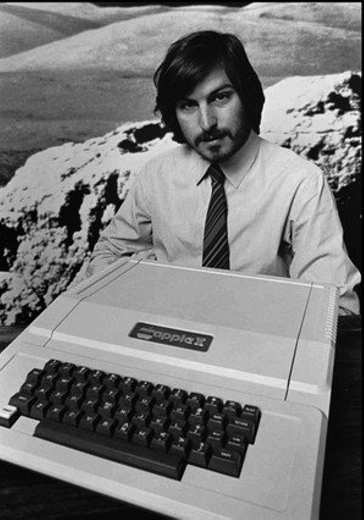 Steve Jobs amb l’Apple II, el primer ordinador que va comercialitzar Apple.