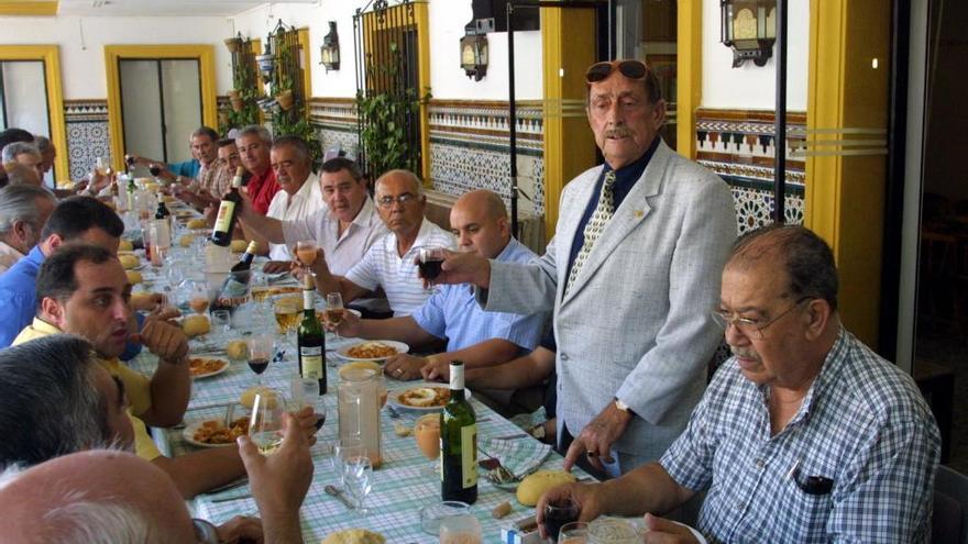 Almuerzo tradicional de la Peña El Sombrero, en una foto de 2003.