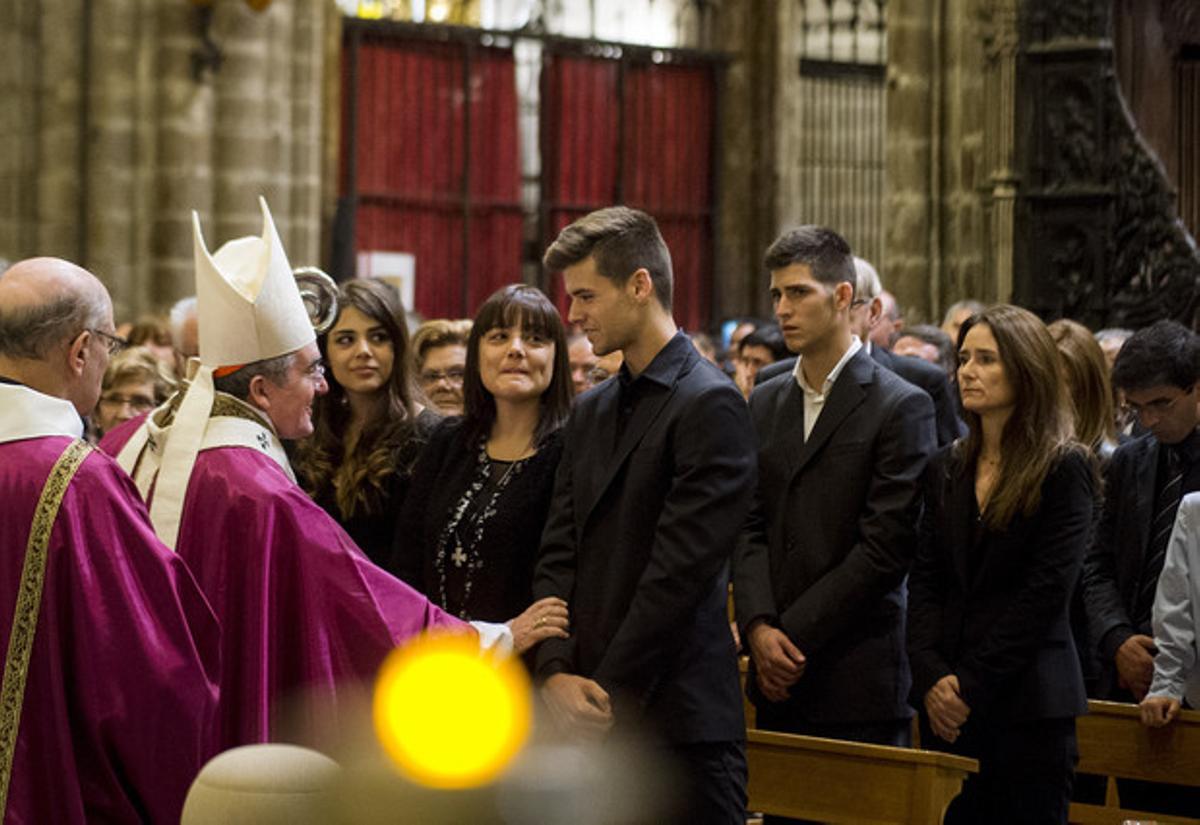 El cardenal de Barcelona Lluís Martínez Sistach conversa amb els fills de Tito Vilanova, Adrià i Carlota, i la seva dona, Montse, a l’acabar la cerimònia religiosa a la catedral de Barcelona.