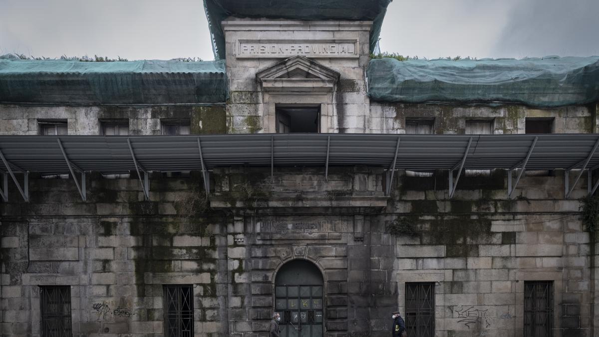 Fachada principal, hacia la calle Progreso, de la vieja cárcel de Ourense.