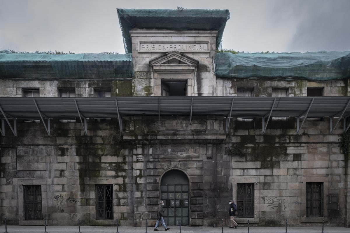 Fachada principal, hacia la calle Progreso, de la vieja cárcel de Ourense.