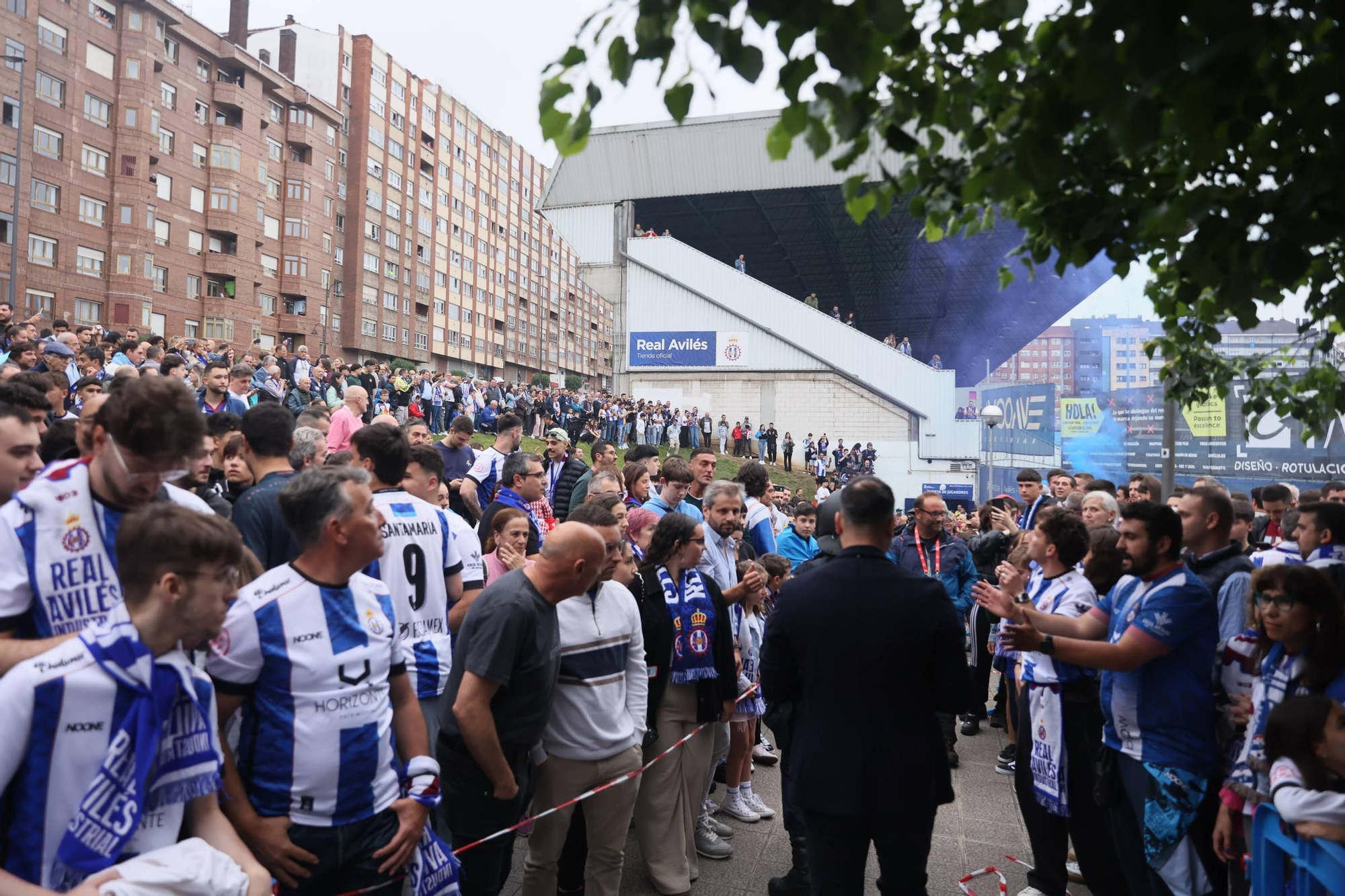 EN IMÁGENES: Avilés se tiñe de blanquiazul para la final por el ascenso ante el Rayo Majadahonda