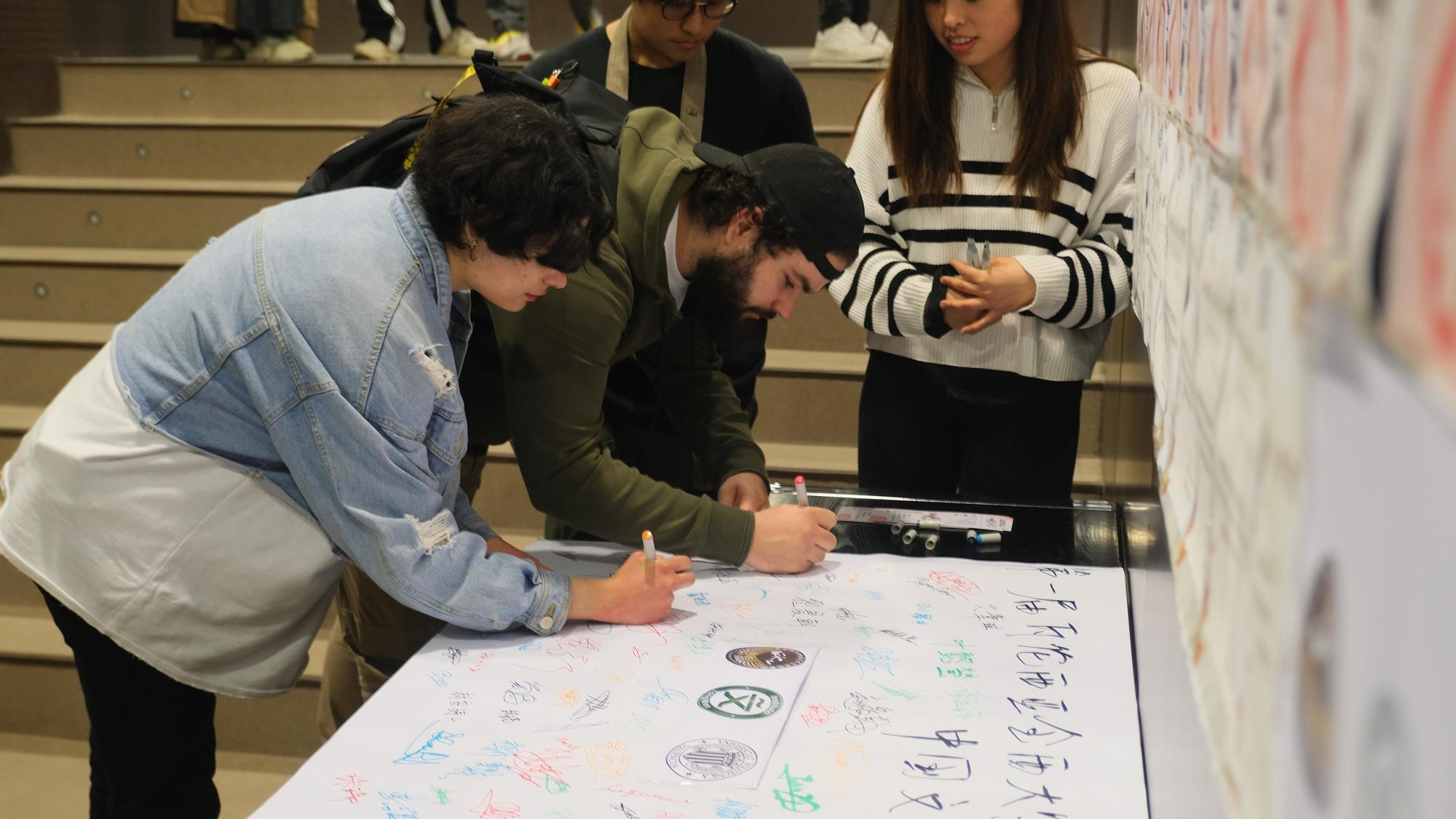 El primer festival estudiantil de la cultura china en València, en imágenes