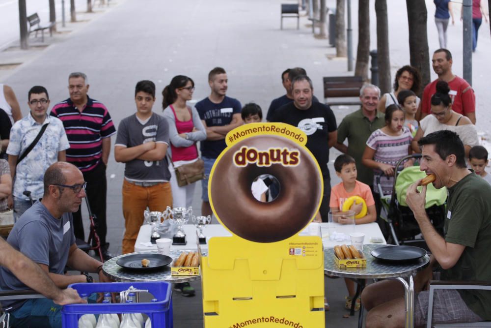 Primer concurs de menjar donuts a Salt