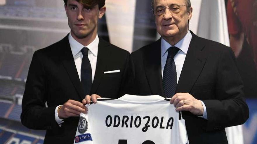 Álvaro Odriozola, ayer en su presentación junto a Florentino Pérez. // Óscar del Pozo