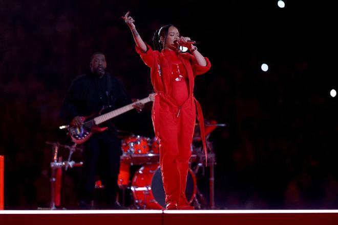 Así ha sido la espectacular actuación de Rihanna en la Super Bowl