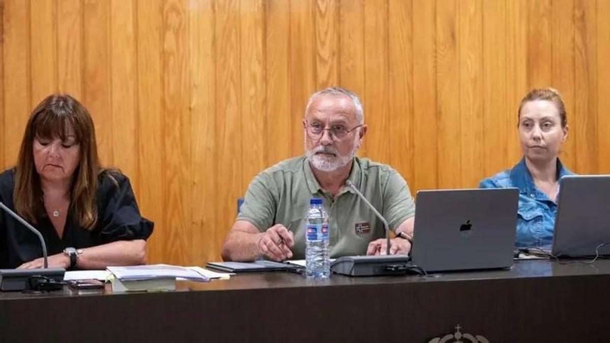 El exalcalde de Cambre, Óscar García Patiño, durante un pleno en 2023.