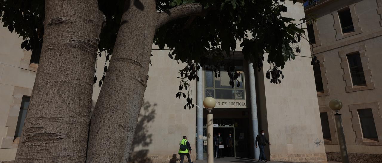 Entrada al Palacio de Justicia de Benalúa de Alicante.