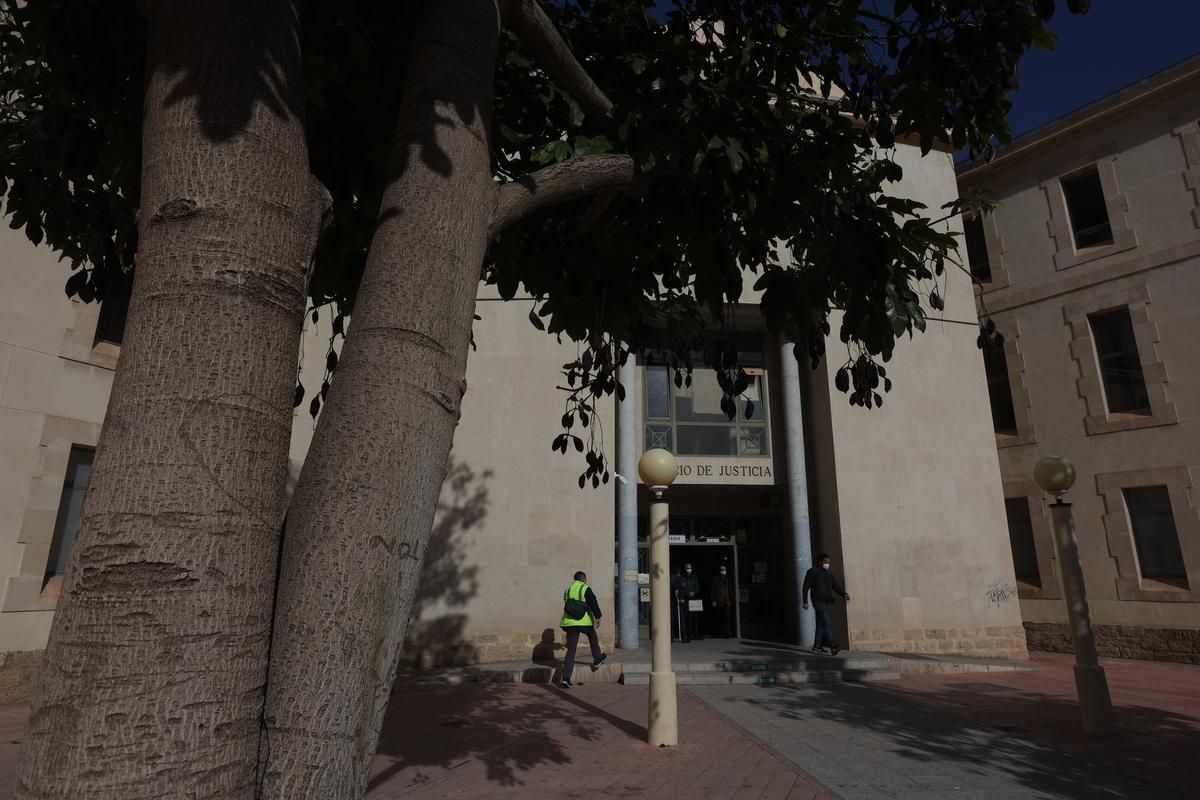 Entrada al Palacio de Justicia de Benalúa de Alicante.