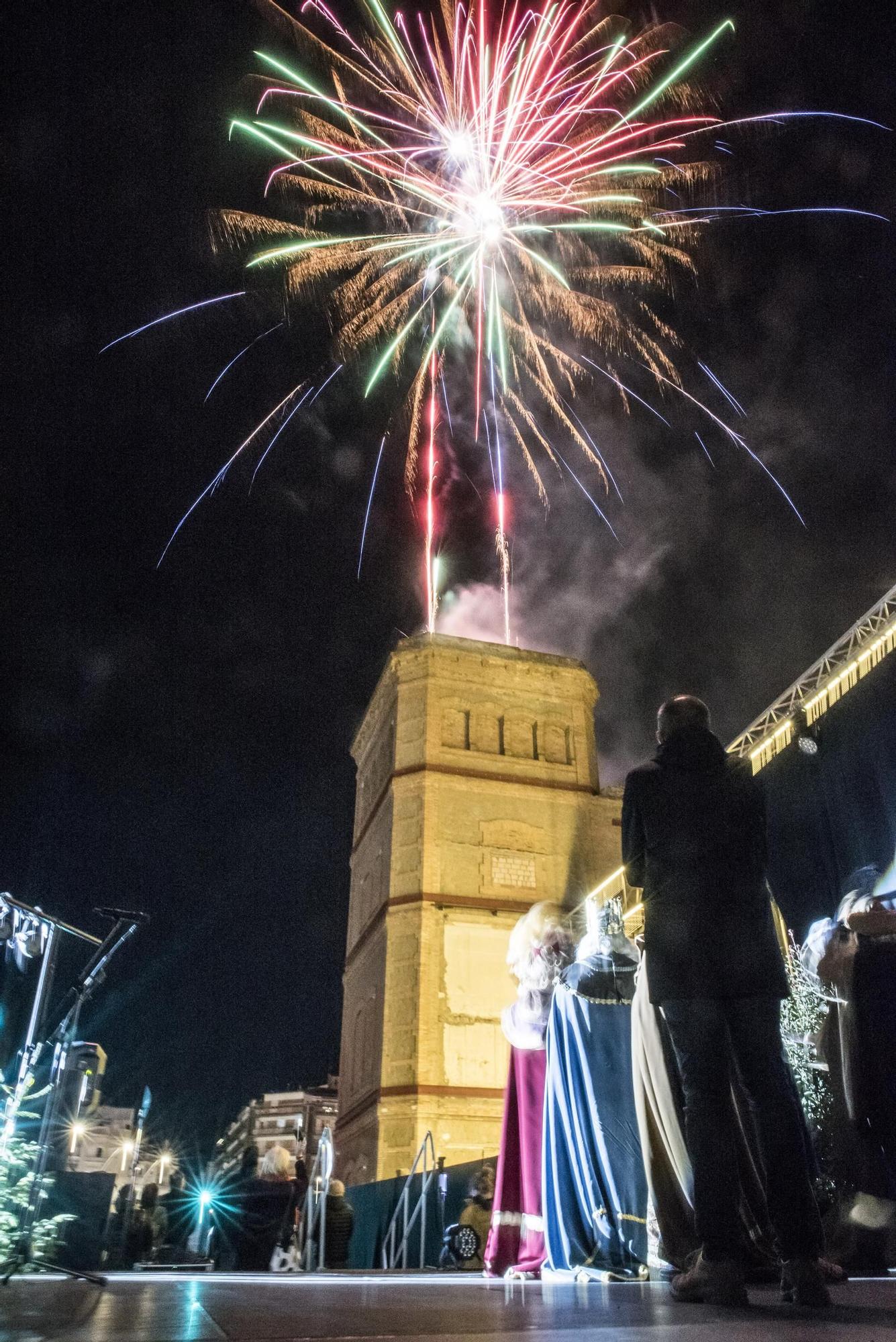 L'espectacular castell de focs que va donar el tret final a la cavalcada de Reis a Manresa