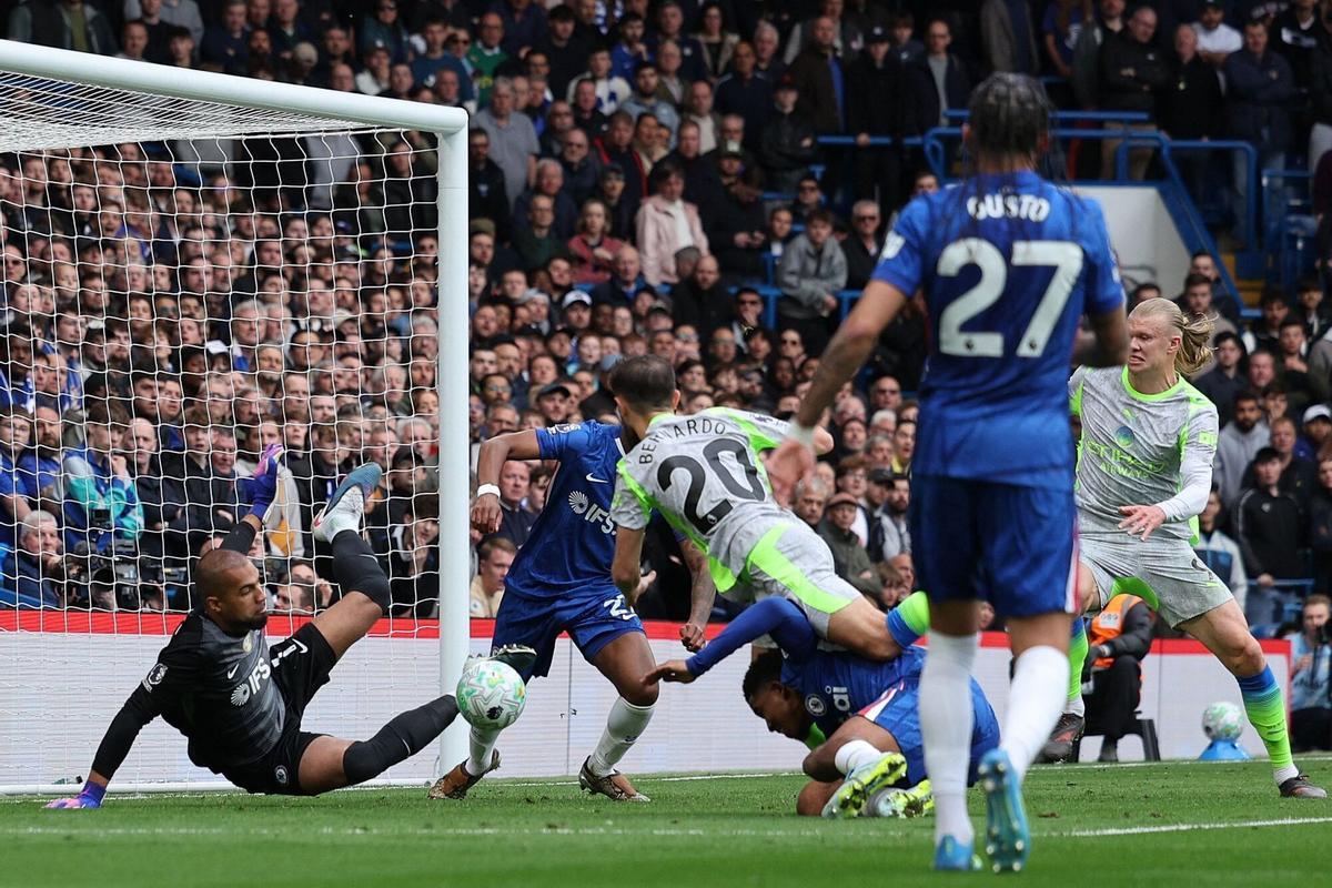 Robert Sanchez detiene un remate de Bernardo Silva.