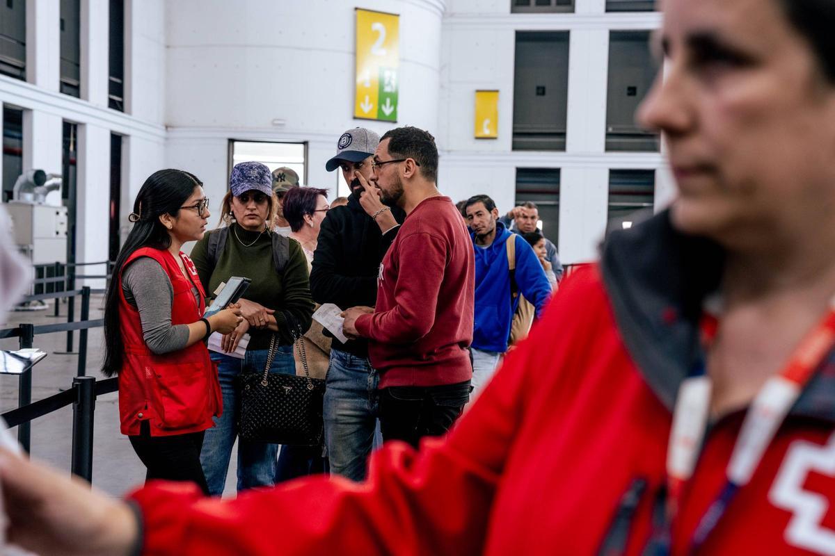 Primer día de asesoramiento para la regularización extraordinaria en la Fira de Montjuïc