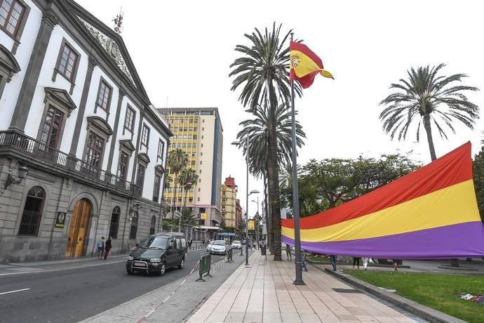 17-07-19 CANARIAS Y ECONOMIA. PARQUE DE SAN TELMO. LAS PALMAS DE GRAN CANARIA. Manifestacion, concentracion y despliegue de la bandera republicana delante del Palacio Militar. Fotos: Juan Castro.  | 17/07/2019 | Fotógrafo: Juan Carlos Castro