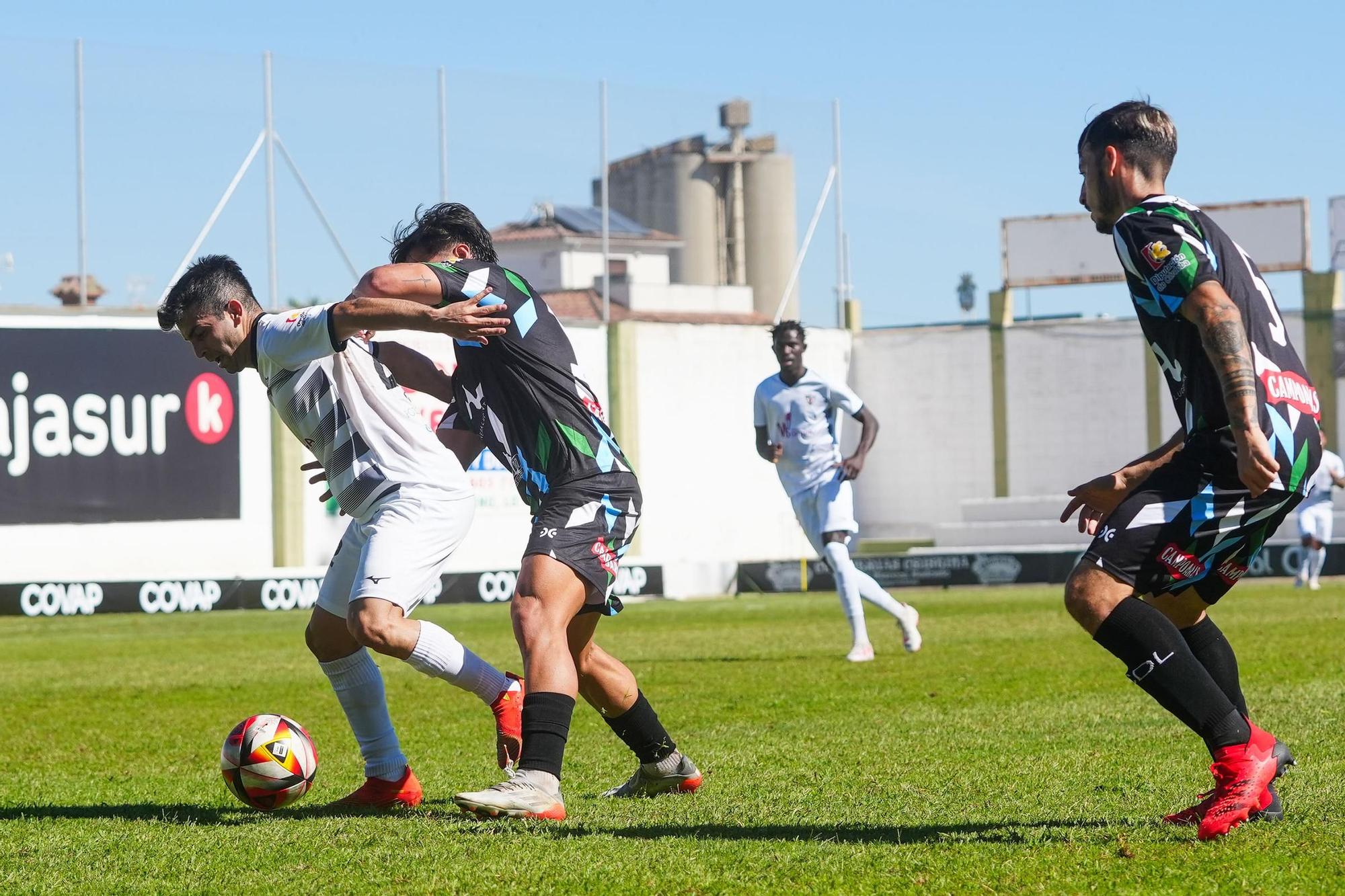 Pozoblanco-Ciudad de Lucena, las imágenes del partido en el Eleuterio Olmo