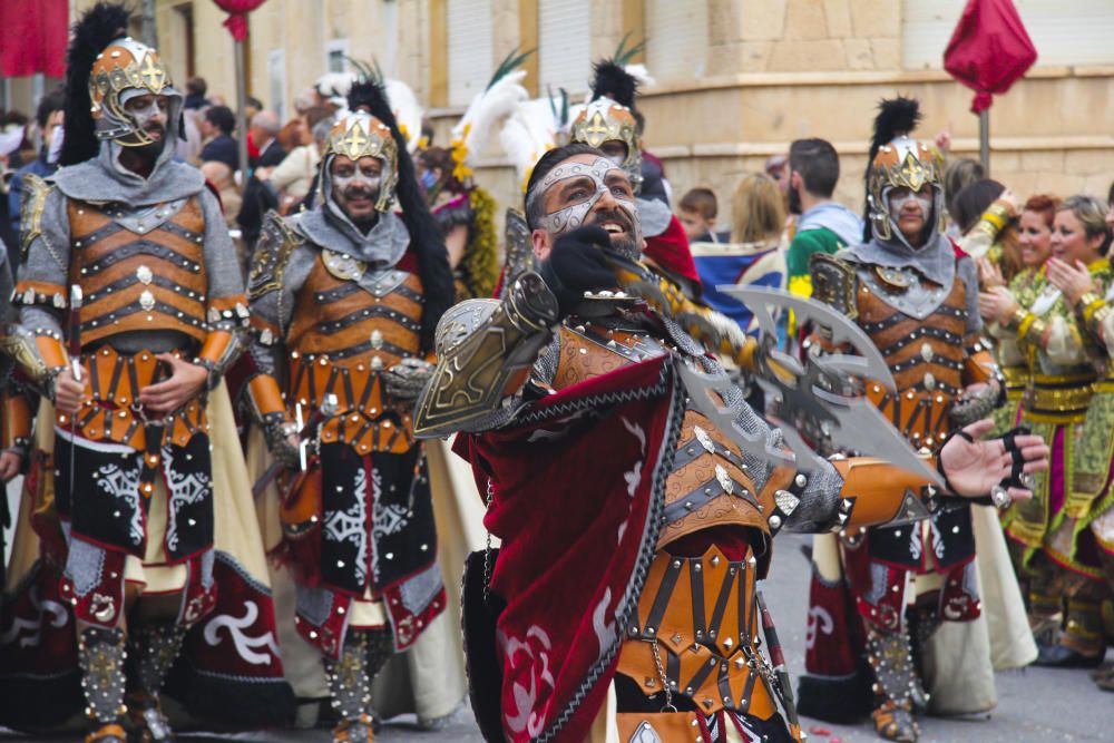 Moros y Cristianos desfilan en Onil entre la lluvia