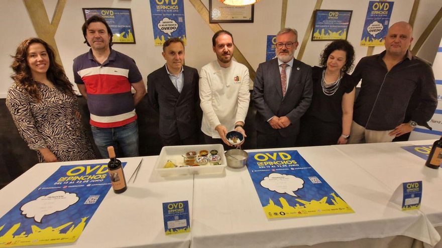 Por la izquierda, María González, Juan Molina, Fernando Corral, Iulian Vaduva, Alfredo García Quintana, Laura González e Iván de la Plata, ayer, en el gastrobar El Regreso.   | LNE