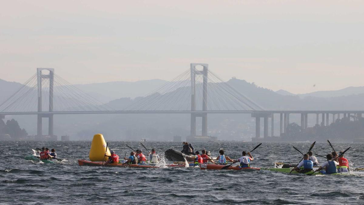 La flotilla, rumbo a la ensenada de Rande.