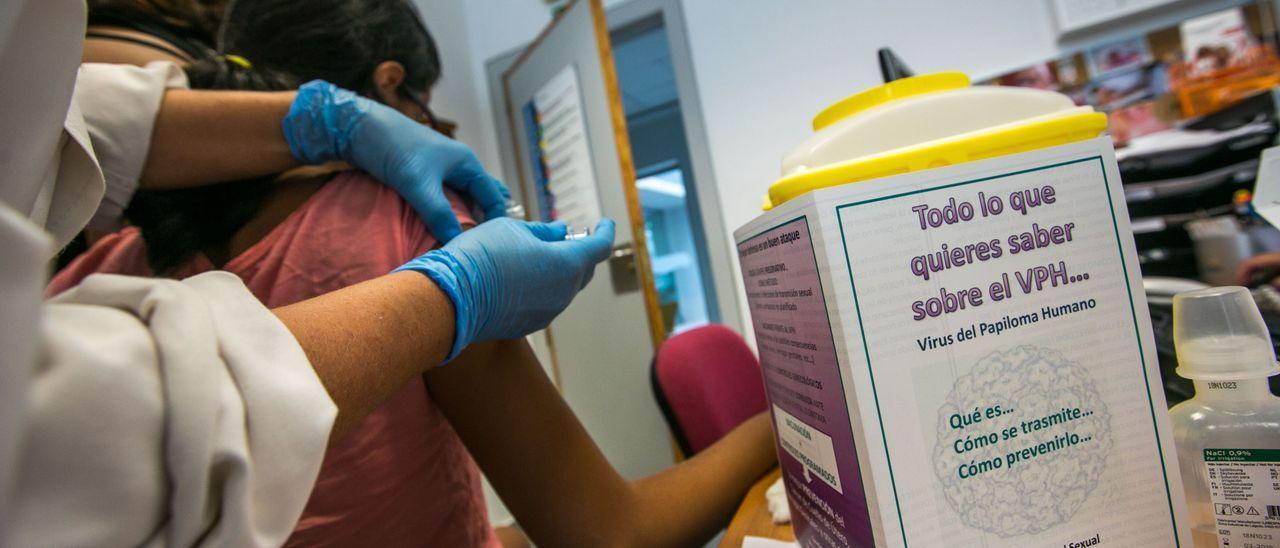 Una imagen de archivo de una niña recibiendo la vacuna contra el Virus del Papiloma Humano (VPH)