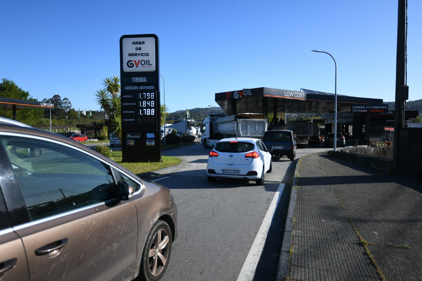 Colas en las gasolineras el primer día del bono al combustible