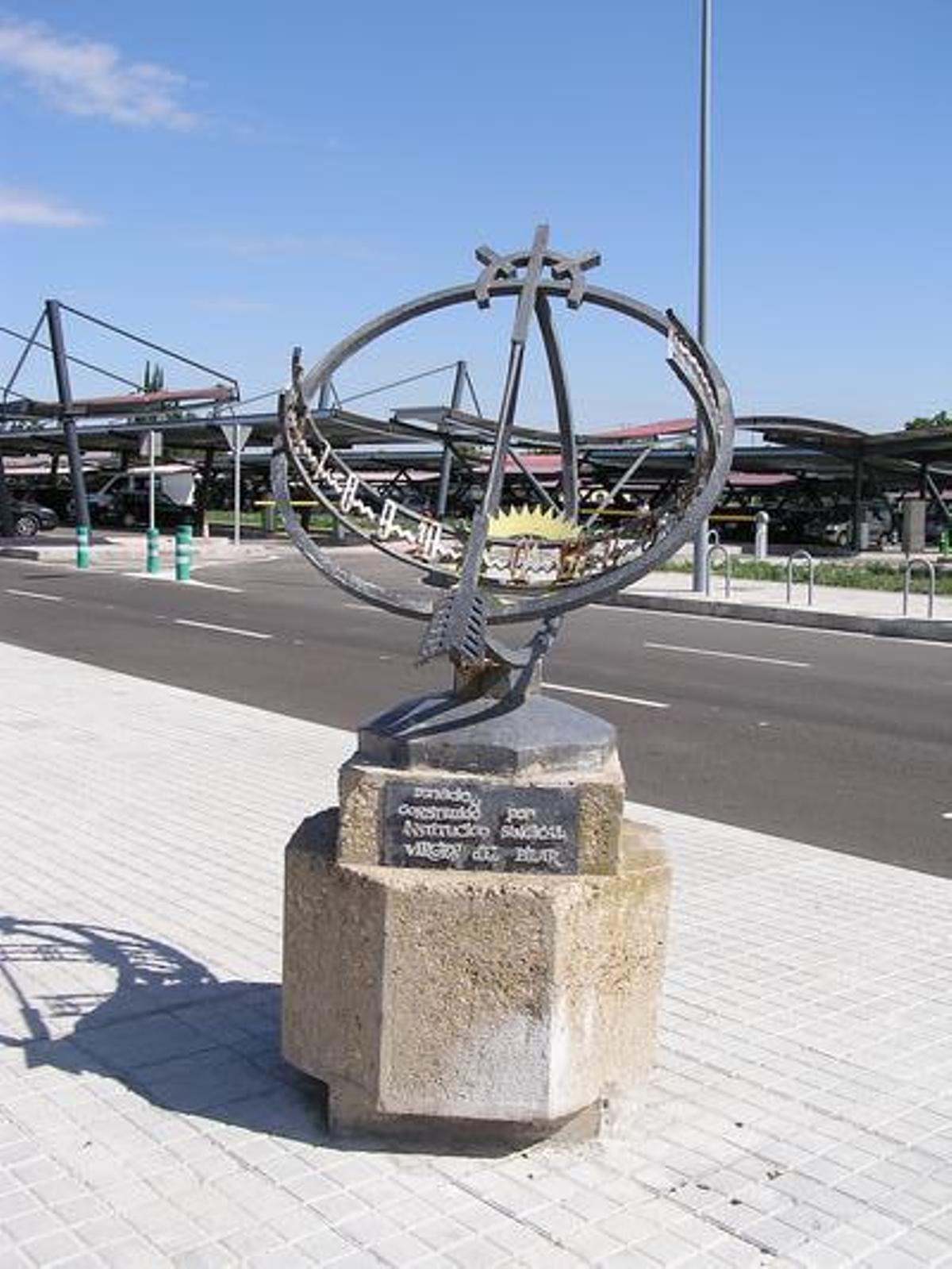 Uno de los curiosos relojes de sol de Zaragoza en el aparcamiento exterior del aeropuerto de Zaragoza.