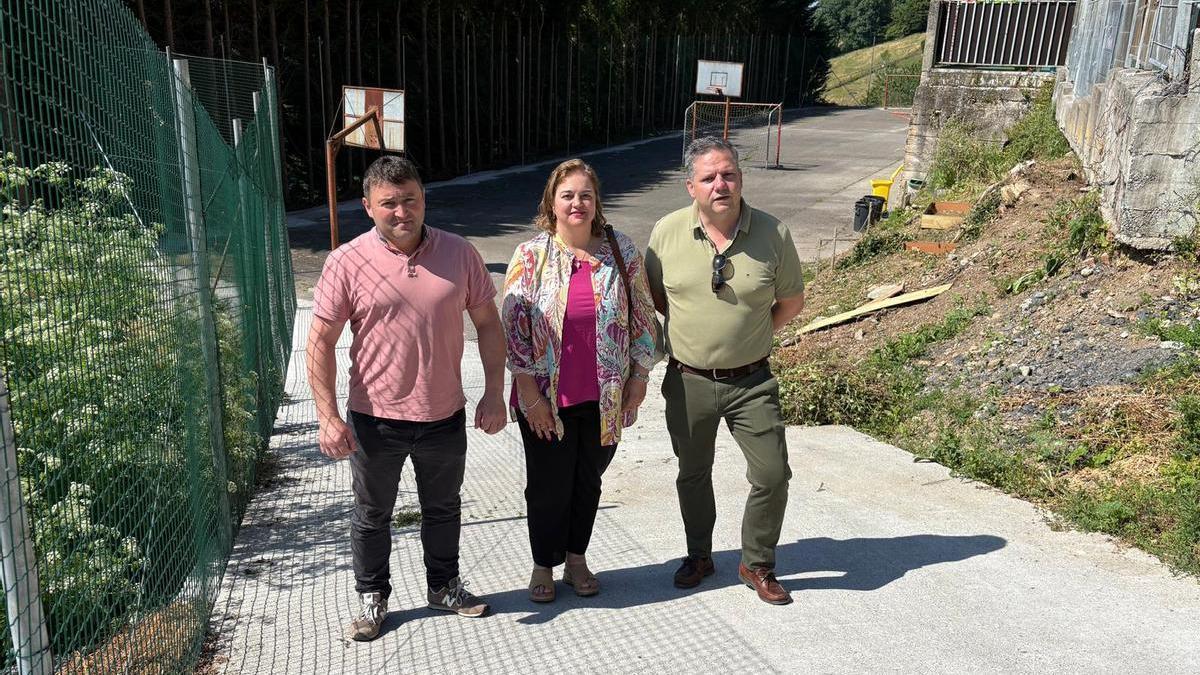Por la izquierda, Pablo Fernández, la acaldesa, Montse Fernández; y Miguel Machín en el nuevo acceso al patio, que también estrena vallado.