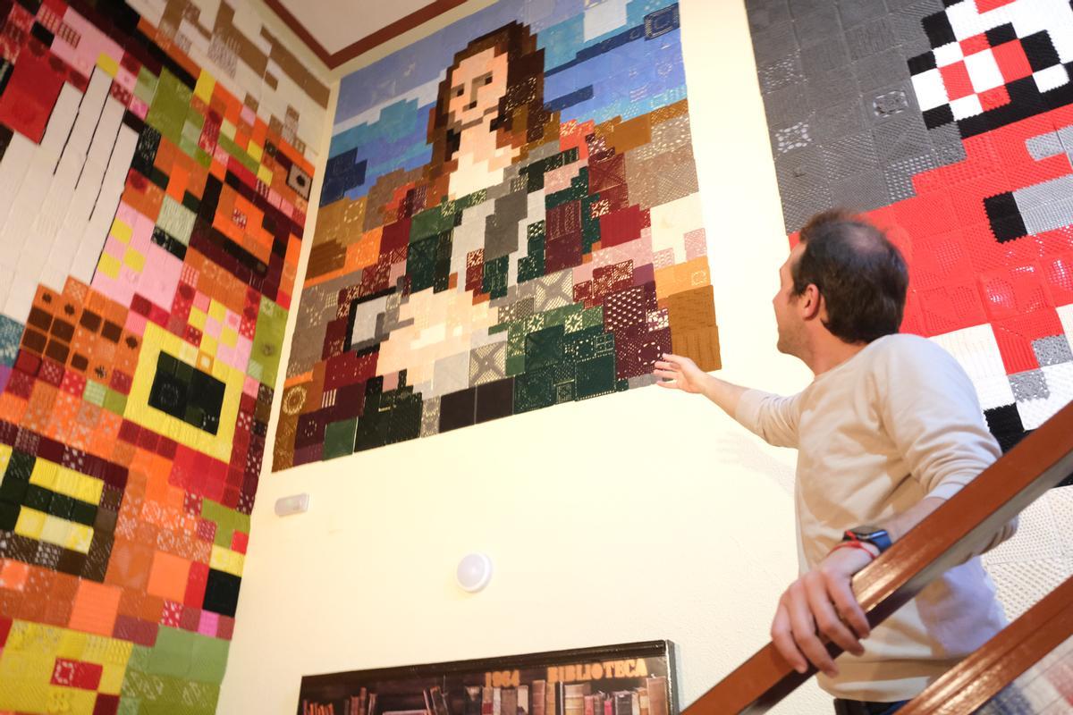 El concejal de Turismo de Petrer, David Morcillo, contemplando la Mona Lisa de ganchillo.