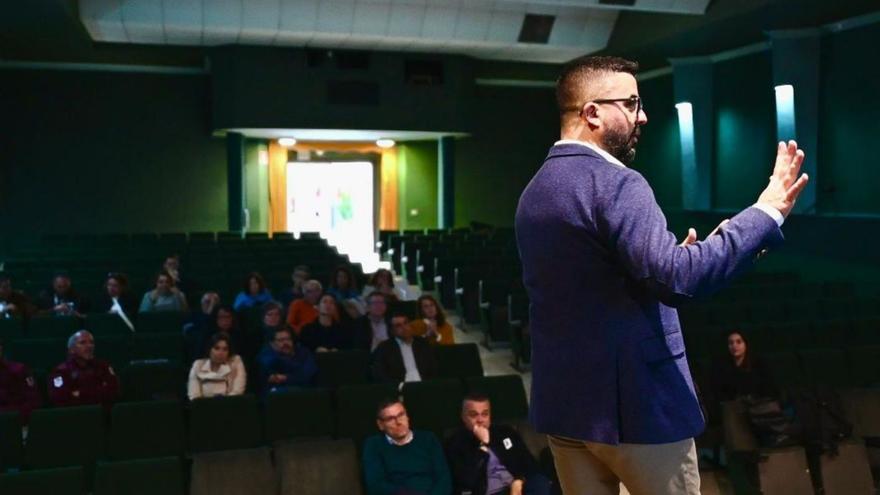 El director general de Ordenación, Onán Cruz, presenta el borrador de la Ley del Suelo en El Hierro.