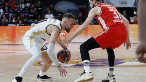 Dzanan Musa juega un balón ante Rokas Giedraitt.