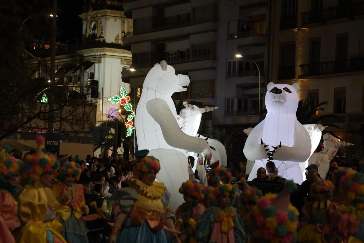 Alicante desafía las bajas temperaturas para ver la Cabalgata de Reyes Magos