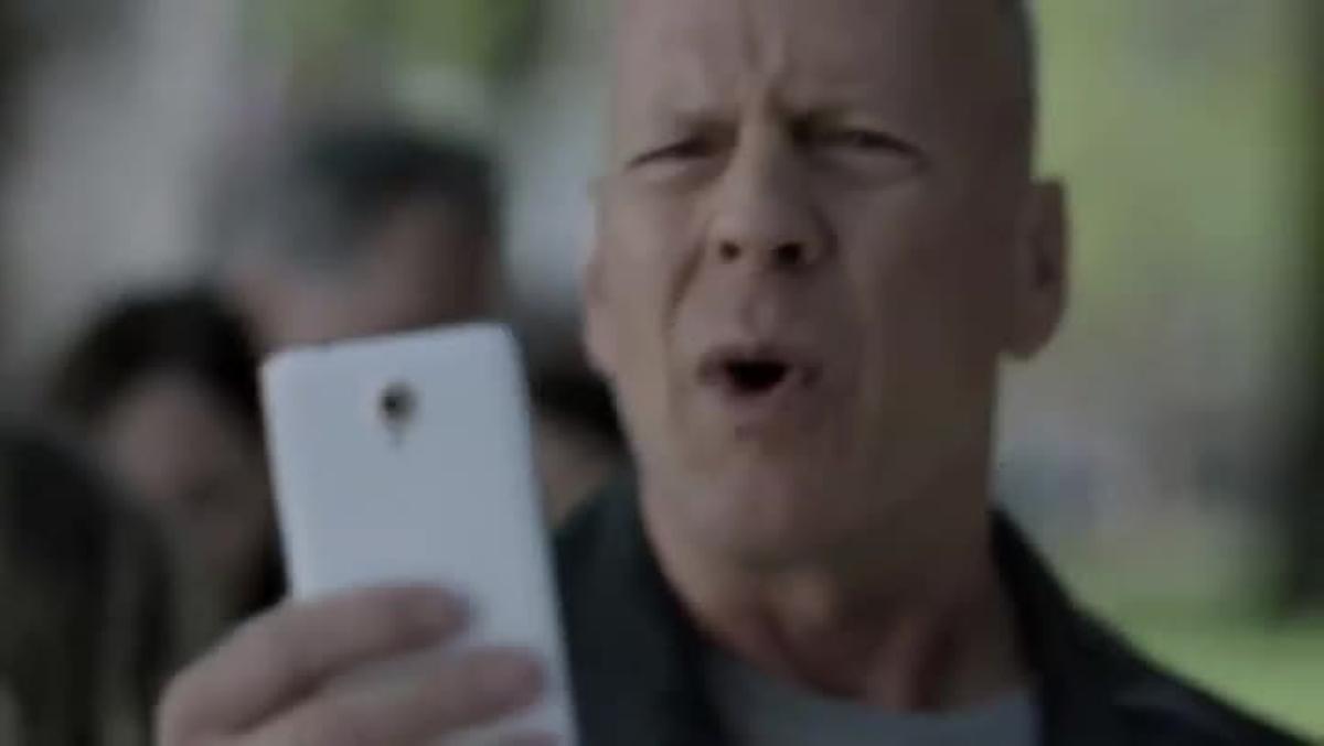 Bruce Willis passeja per Barcelona en l’anunci de Vodafone Itàlia.