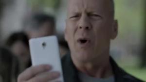 Bruce Willis passeja per Barcelona en l’anunci de Vodafone Itàlia.
