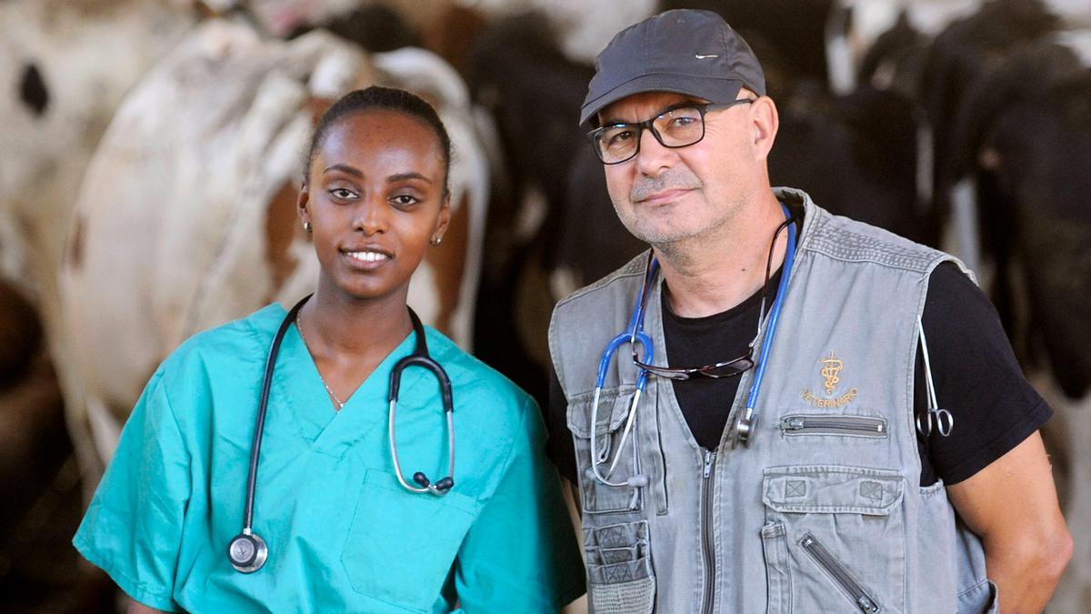Salomé Santamariña y Celso Fernández, veterinarios rurales y socios.