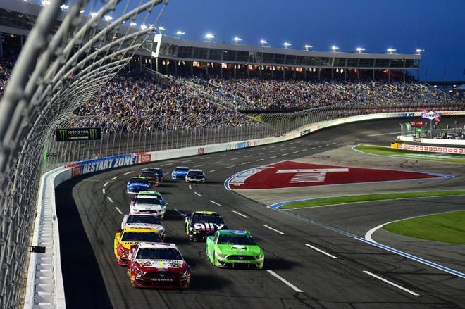 Ryan Blaney, piloto del # 12 BodyArmor Ford, y Ryan Newman, piloto del # 6 Acorns Ford, durante la Carrera de Estrellas de la Serie NASCAR Cup de Monster Energy en el Charlotte Motor Speedway.