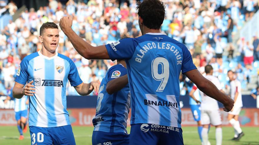 Jack Harper y Gustavo Blanco Leschuk celebran uno de los goles del argentino, el pasado viernes ante el Albacete en La Rosaleda.