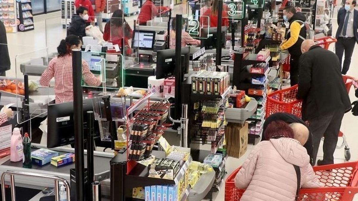 Clientes en un supermercado.