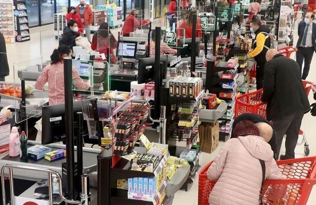 Clientes en un supermercado.