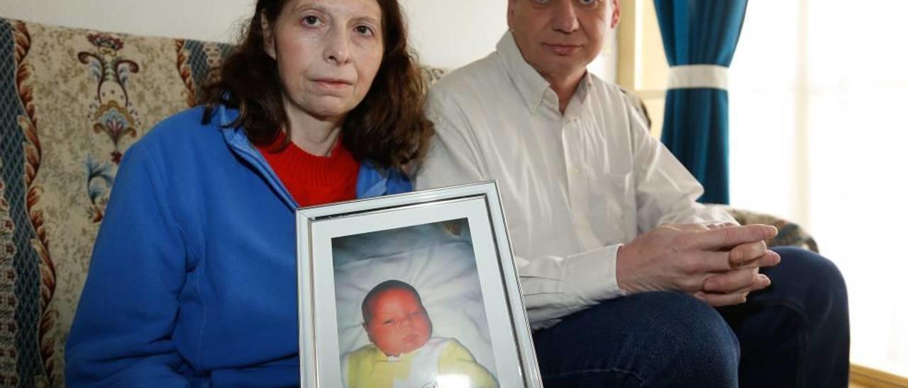 Isabel Valls y Pedro D. Manresa muestran una foto de su hijo.