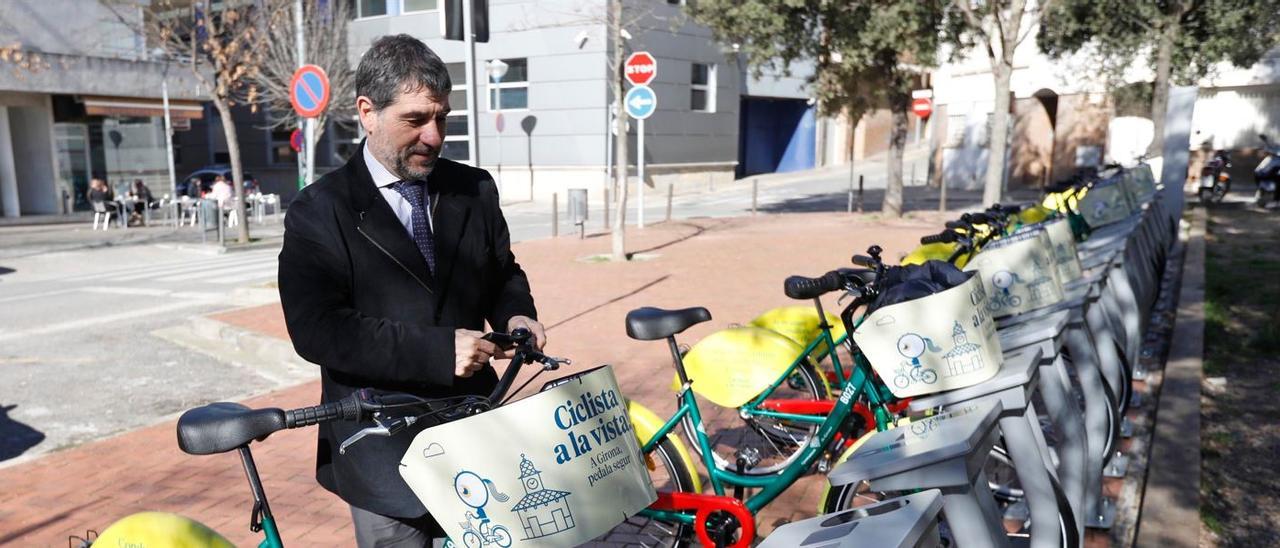 Joan Alcalà, en una imatge d’arxiu quan era regidor de mobilitat, agafant una girocleta.