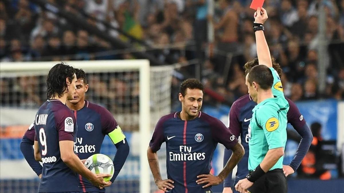 El árbitro muestra la tarjeta roja a Neymar en el estadio Velódromo de Marsella.