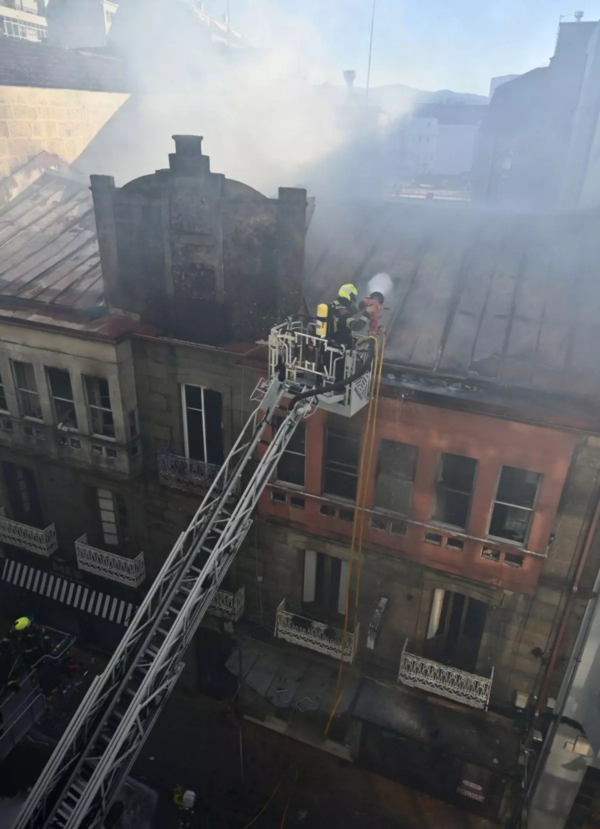 Dos incendios con «solo tres bomberos de guardia»
