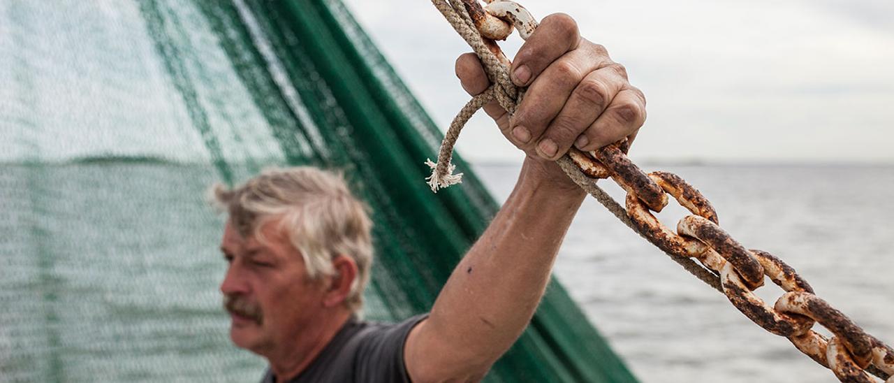 Un pescador en un barco de bajura. La pesca es uno de los sectores con menos relevo generacional