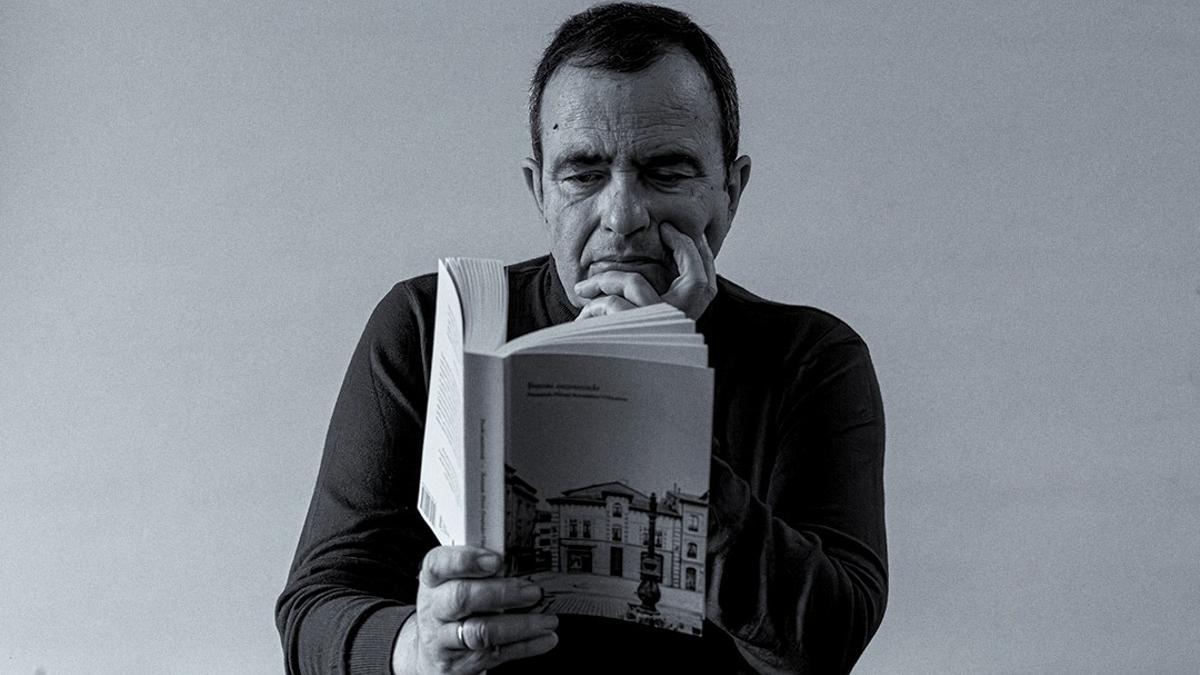 Fernando Flórez, con el libro, fotografiado por su amigo Eduardo Blanco.